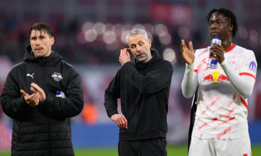 Leipzigs Willi Orbán (v.l.), Trainer Marco Rose und El Chadaille Bitshiabu reagieren nach dem Spiel. Ein 2:2 ist für RB gegen Heidenheim zu wenig im Kampf um die Champions-League-Plätze.