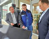 Gerhard Schünemann (von links), Martin Otto und René Schimke tauschen sich über Solarmodule aus.