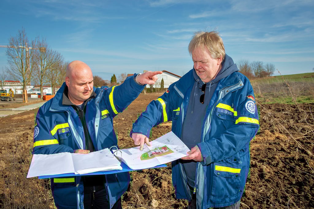 Maik Beyerlein (l.) und Olaf Hartwig Tewes auf der Fläche am Hohen Stein, wo ab Ende März das neue Naumburger THW-Domizil gebaut wird.