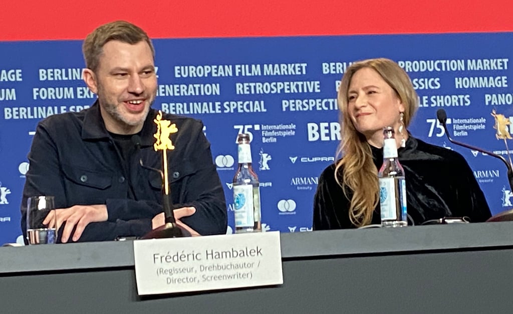 "Was Marielle weiß": Der Regisseur Frédéric Hambalek hat mit Julia Jentsch viel Spaß auf der Pressekonferenz.