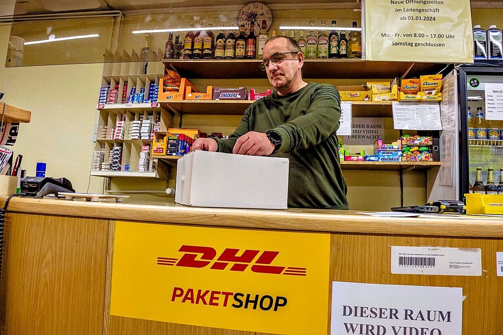 Im DHL-Punkt Straach nimmt Andreas Schneeweiß nun auch Pakete an. Kunden können zudem Briefmarken erwerben.