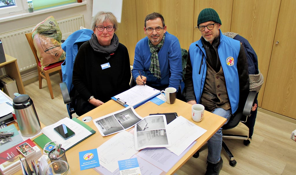 In der Bahnhofsmission Halle planen Heike Müller, Constantin Schnee und Jörg Duda die Einrichtung für die Bitterfelder Bahnhofsmission.