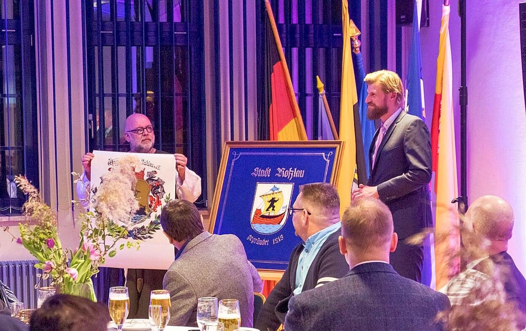 Roßlau will sich bis zum Schifferfest 2025 eine neue Flagge geben. Die Vor- und Rückseite wurden zum Festakt vorgestellt.