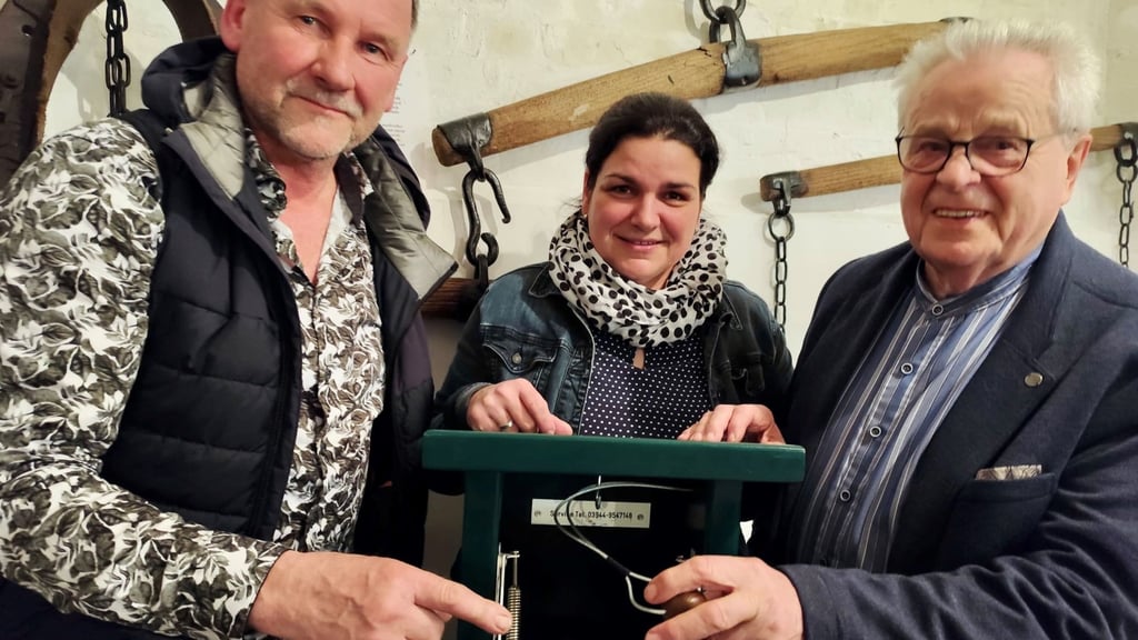 Reinhald Deter (links), Mitglied des Silstedter Ortschaftsrates, und Ortsbürgermeisterin Eva-Maria Sobert haben Dieter Müller, Vorsitzender des Fördervereins des Museumshofes "Ernst Koch" eine Sonderstempelstelle der Harzer Wandernadel überreicht.