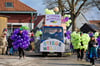 Traditionell feierten die Stieger mit einem großen Faschingsumzug den Höhepunkt des närrischen Treibens in dieser Saison. Von den Wagen, die in diesem Jahr allerdings deutlich weniger in der Anzahl ausgemacht wurden, flogen trotzem jede Menge Konfetti und Bonbons.