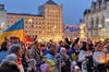 Knapp 200 Menschen haben sich am Montagabend auf dem Marktplatz in Halle versammelt, um den Opfern des Krieges in der Ukraine zu gedenken.