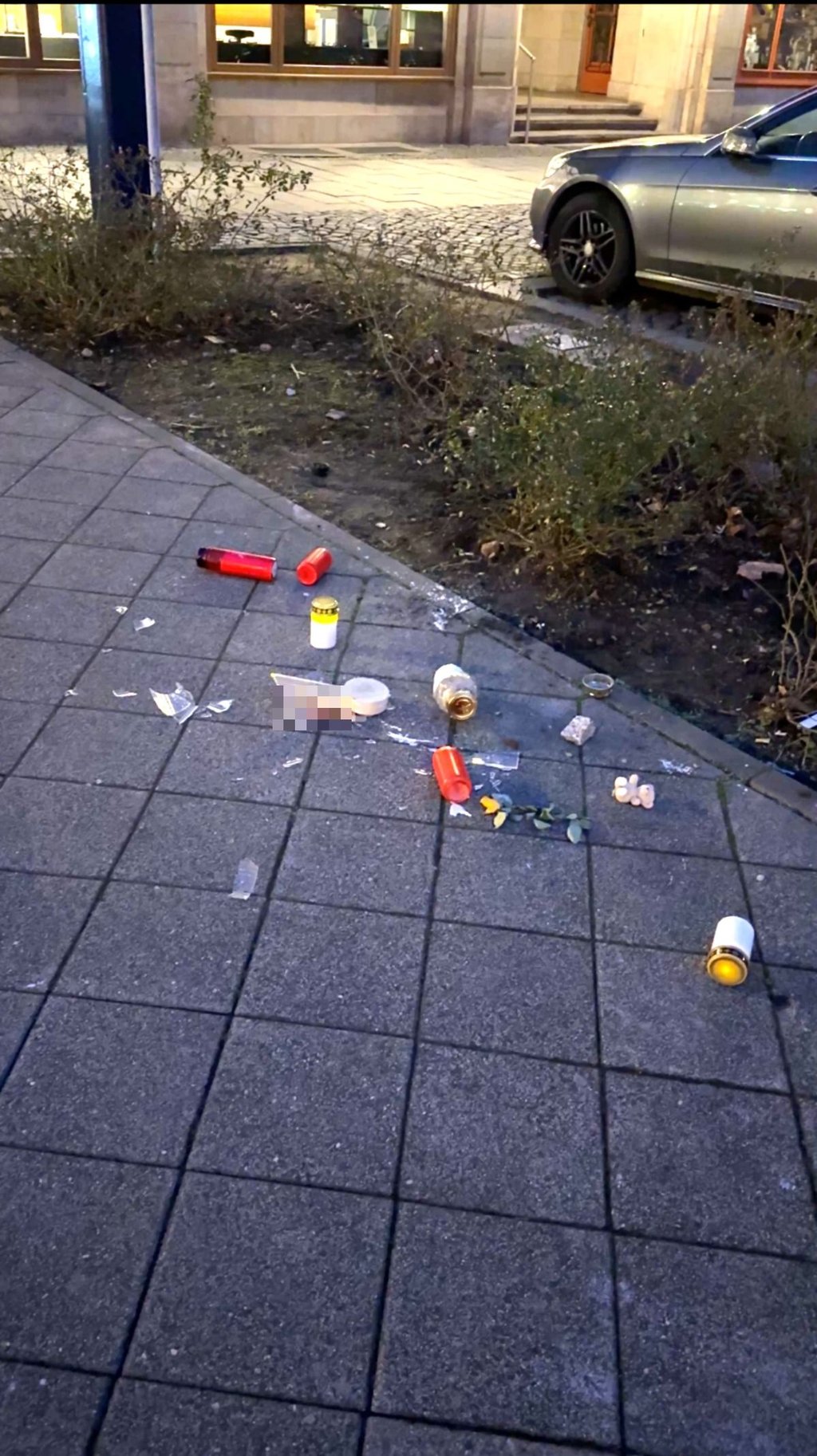 Übrig bleibt nur ein Scherbenhaufen: Unbekannte haben einen Gedenkort für ein Opfer des Anschlags auf den Magdeburger Weihnachtsmarkt zerstört.