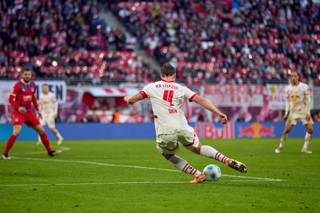 Willi Orban vor dem Strafraum der Heidenheimer.