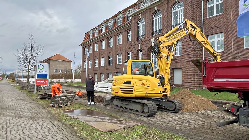 Vor dem Hauptgebäude des Chemieparks und dem Metalllabor Dr. Adolf Beck entstehen neue Fernwärmeleitungen zur Netzerweiterung.