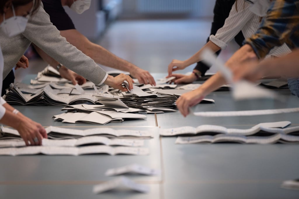 Im Berliner Wahlkreis Tempelhof-Schöneberg werden drei Wahlbezirke neu ausgezählt. (Archivbild)