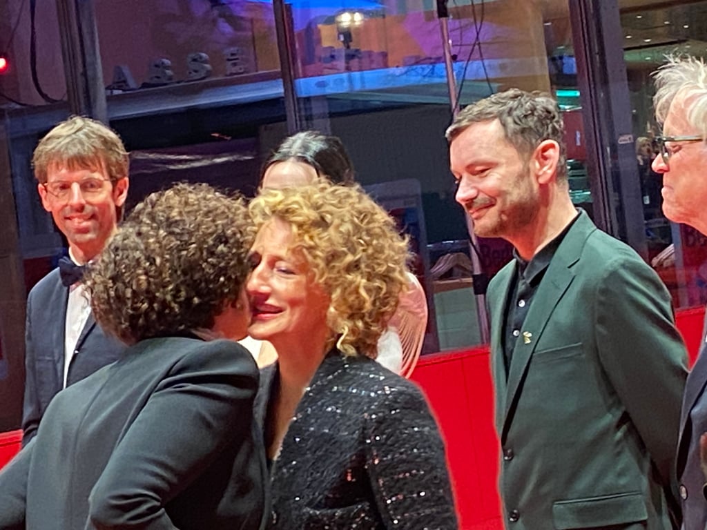 Berlinalepalast am Potsdamer Platz: Tricia Tuttle begrüßt Jurymitglied Maria Schrader vor der Preisverleihung.