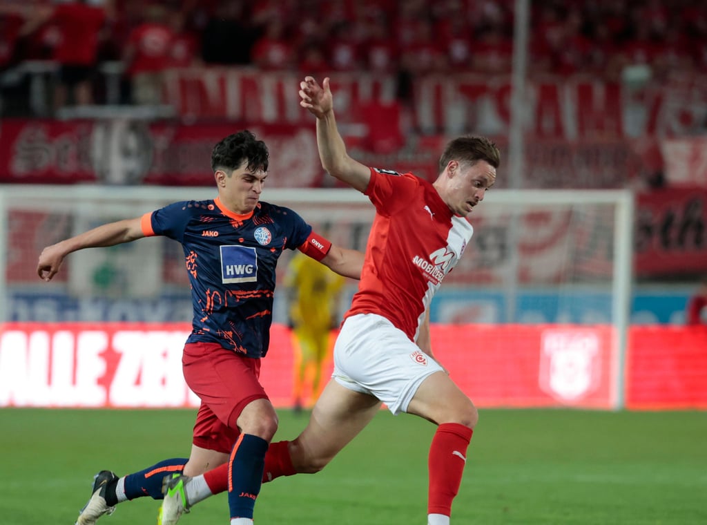 Im Vorjahr duellierten sich Albert Arzumanyan vom VfL Halle 96 (l.) und Aljaz Casar vom HFC im Leuna-Chemie-Stadion. Die Neuauflage des Halbfinals im Landespokal zwischen beiden Vereinen findet nun aber doch bei den 96ern in Stadion am Zoo statt.