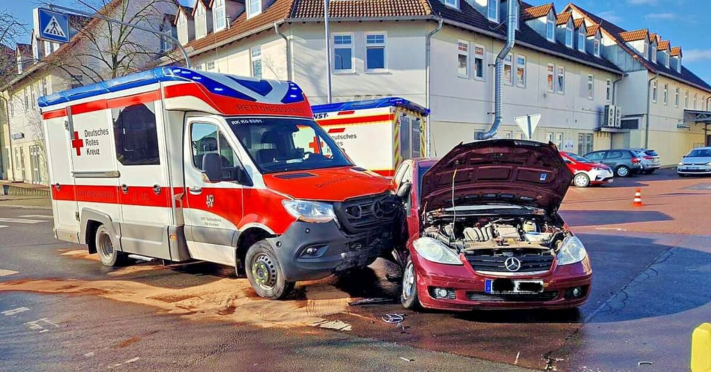 Einen Unfall mit einem Krankenwagen hat es am Dienstagvormittag in Bernburg gegeben.
