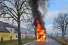 Ein Lkw steht am Dienstagmorgen in der Naumburger Gehringstraße in Flammen.