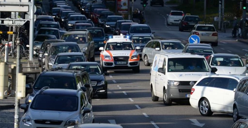 Eine Frau wurde in der Bernburger Straße in Halle von einem Auto erfasst.