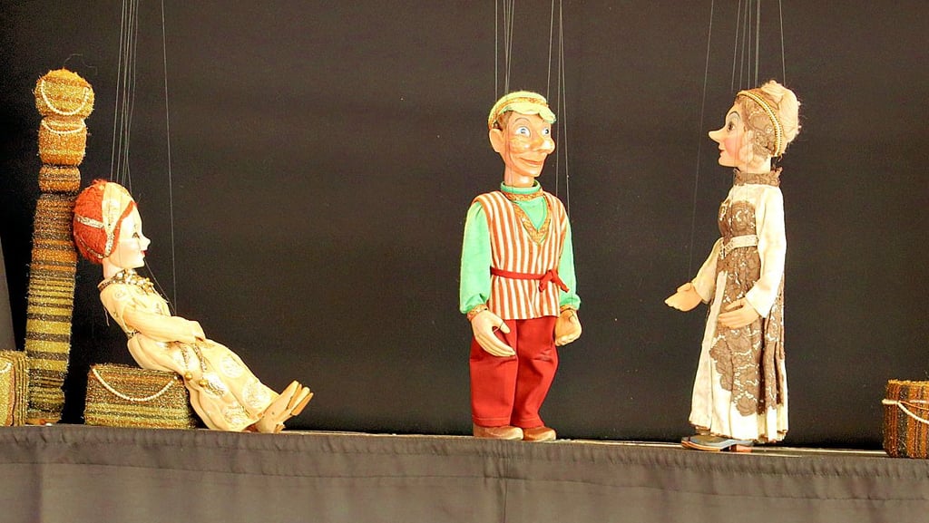 Zum wiederholten Male was das Marionettentheater Bille aus Leipzig mit Puppenspieler Andreas Bille zu Gast in der Sekundarschule Parey.