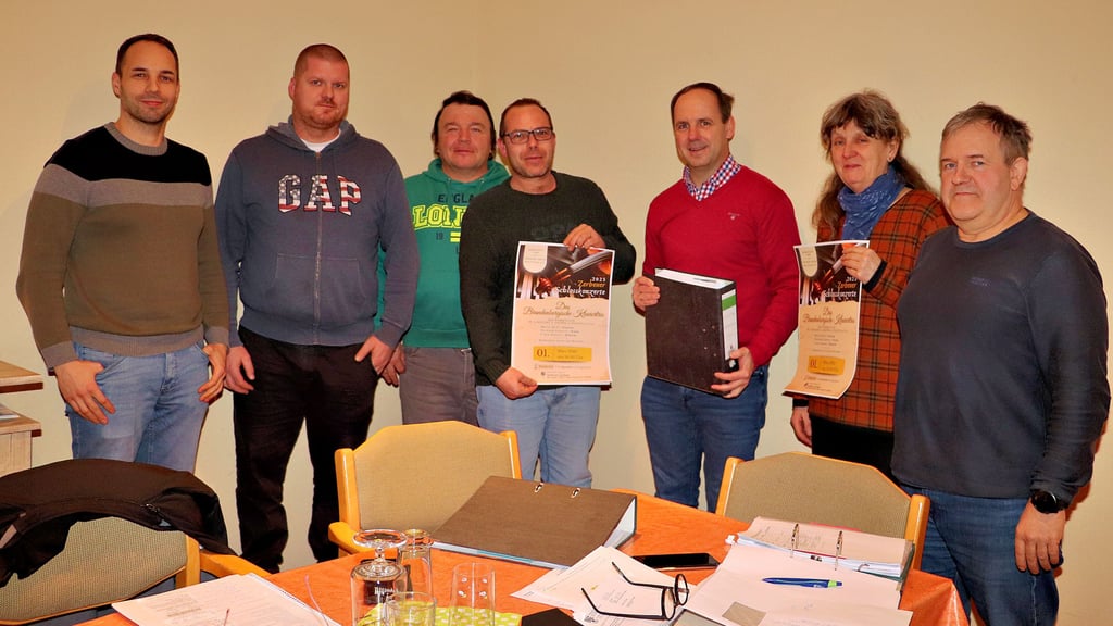 Der Förderverein Elbe-Parey hat sich nach dem Rücktritt der langjährigen Vorsitzenden Cora Schröder neu aufgestellt. Ihm gehören an (v. li.): Sebastian Fischer, Gunnar Ehrlich, Dietmar Kohrt, Enrico Naue, Daniel Richter (Vorsitzender), Antje Wascher und Mario Helmrich (Stellvertreter).