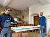 René Lorenz (links) und Max Hildebrandt verbessern den Klang in der Aula der Grundshcule in Baderslaben (Landkreis Harz).