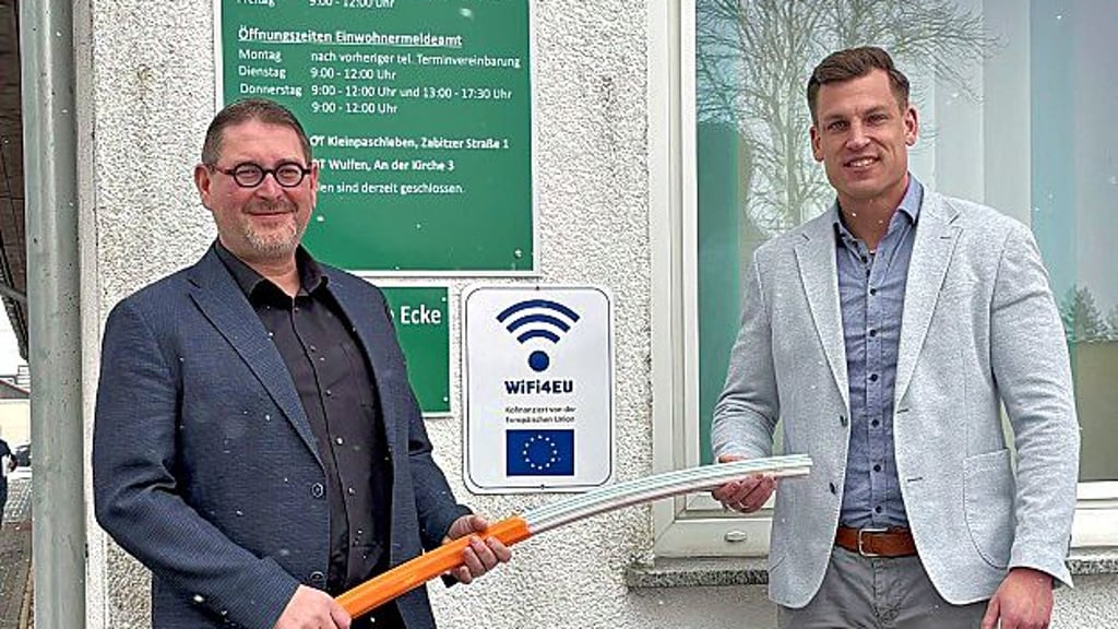 Bürgermeister Torsten Lorenz (li.) und Projektleiter Oliver Prey von Deutsche Glasfaser