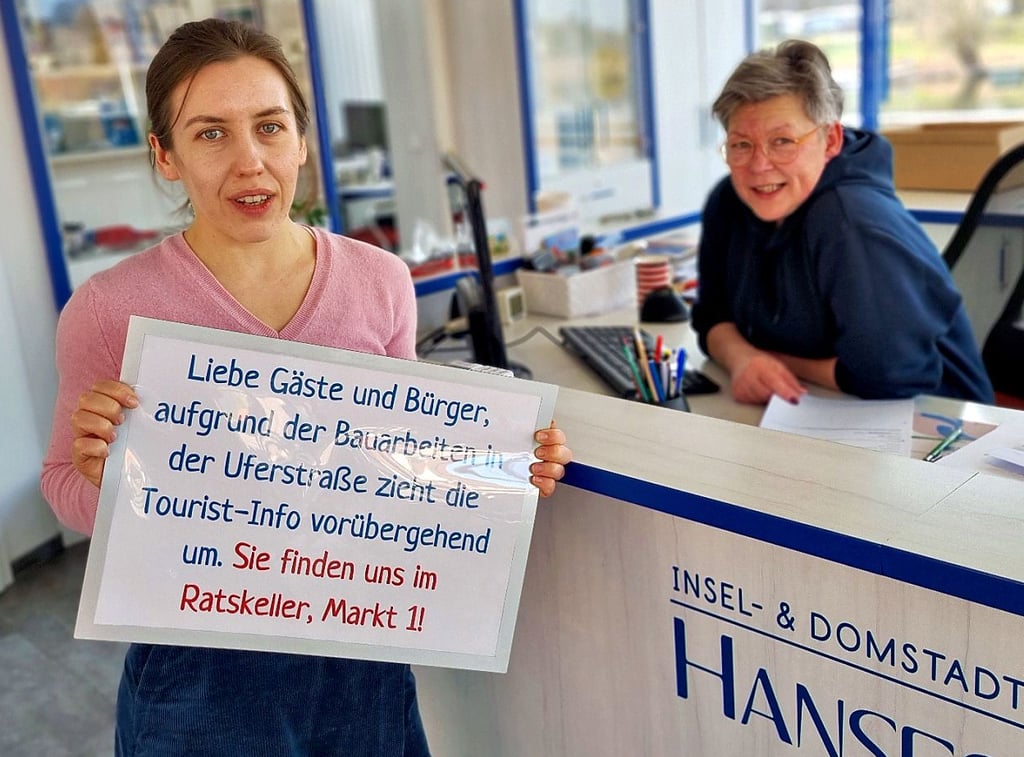 Wegen der Sanierung der Uferstraße in Havelberg zieht die Touristinformation Havelberg um. Die Mitarbeiterinnen Olga Sedova (links) und Grit Lübeck haben den Umzug mit vorbereitet, der am 26. Februar 2025 beginnt.