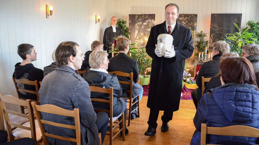 Roberto Müller trug die Urne aus der Trauerhalle. Zuvor hatte Pfarrer Alexander Tiedemann (hinten) die Abschiedsworte gesprochen.