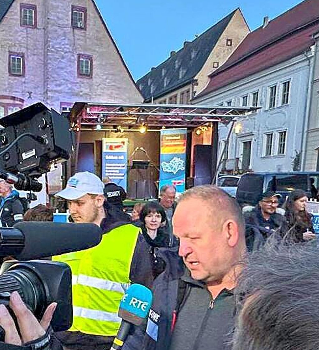Der spätere Wahlsieger Kay-Uwe Ziegler am Freitag auf dem Sangerhäuser Marktplatz