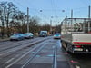 Einsatzfahrzeuge der Polizei und der am Unfall beteiligte Lkw bestimmten für Stunden das Bild auf der Pettenkoferbrücke in Magdeburg.