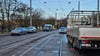 Einsatzfahrzeuge der Polizei und der am Unfall beteiligte Lkw bestimmten für Stunden das Bild auf der Pettenkoferbrücke in Magdeburg.