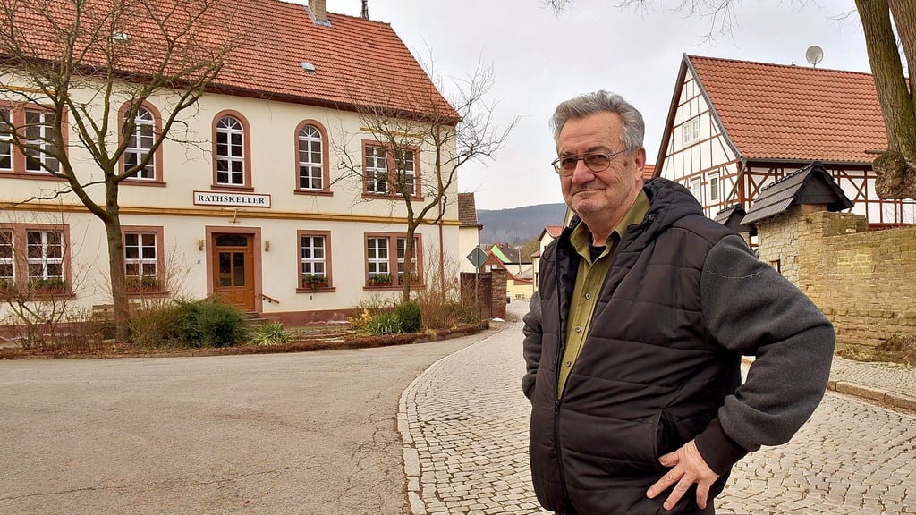 Ortsbürgermeister Bert Mrozik vor dem „Rathskeller“ in Großleinungen. Der 68-Jährige ist der dienstälteste Ortsbürgermeister in Sangerhausen.