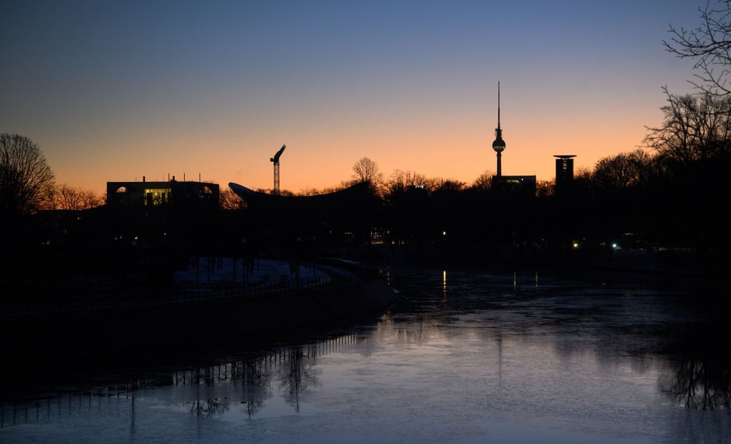 Auf milde Temperaturen und etwas Regen können sich die Menschen in Berlin und Brandenburg einstellen. (Symbolbild)