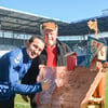 Um Dietmar Neubauer bei seiner Hilfsaktion für schwerstkranke Kinder zu unterstützen, hat sich jetzt zusammen mit Fußballer Baris Atik auch die gesamte Mannschaft des 1. FC Magdeburg auf dem Holzhaus verewigt. Auf der anderen Hausseite hatten zuvor bereits die Handballer des SCM unterschrieben.