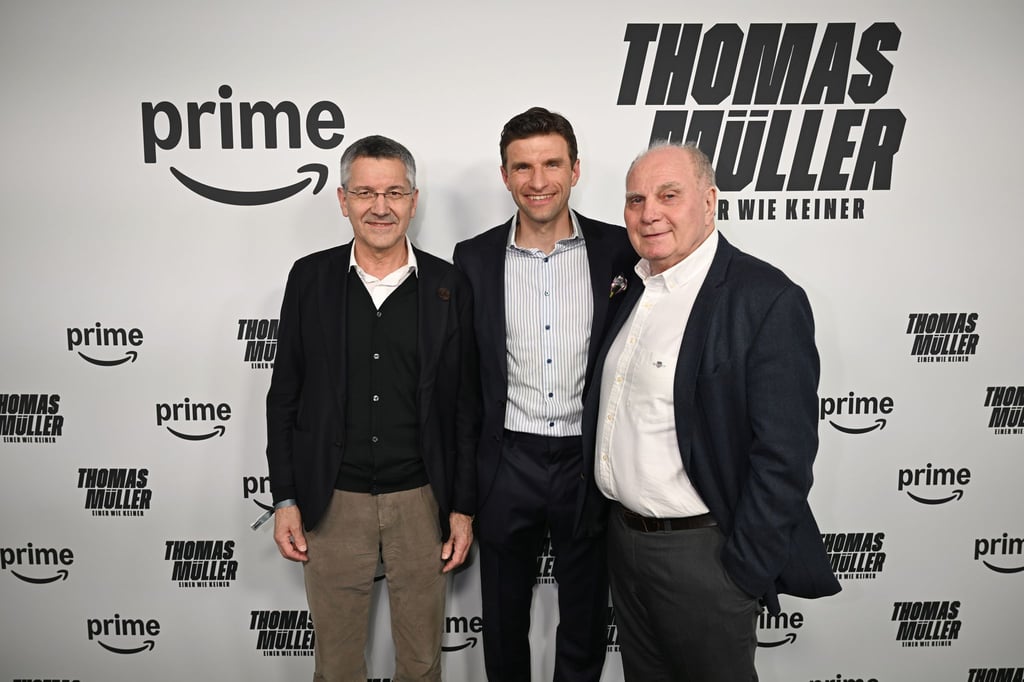 Uli Hoeneß (rechts) hält nichts von einem Thomas Müller (Mitte) auf der Bayern-Ersatzbank.