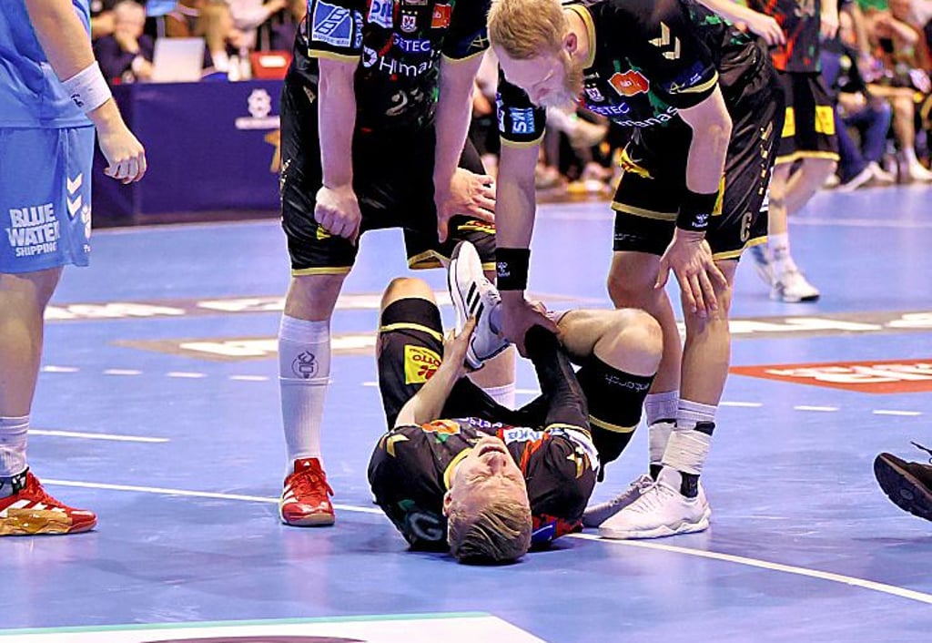Gisli Kristjansson krümmte sich im Spiel gegen Aalborg vor Schmerzen und hielt sich den rechten Fuß.