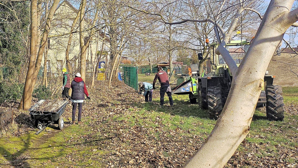 Vereinshaus und Parkanlage werden beim Frühjahrsputz in Redekin und Scharteucke gesäubert.