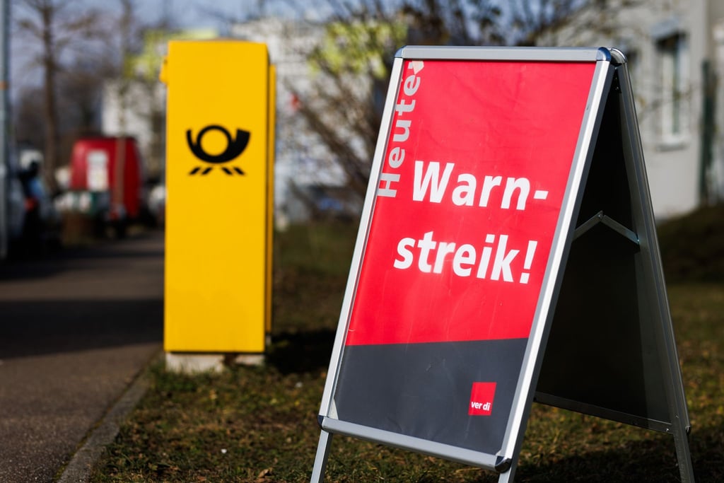 In Niedersachsen und Bremen ruft Verdi zu Warnstreiks in Paketzentren in der Nachtschicht auf.