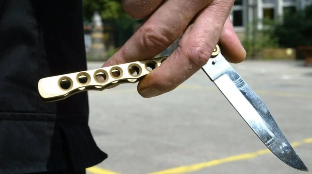 Eine Tankstelle in Merseburg wurde von einem 24-Jährigen mit einem Messer überfallen.