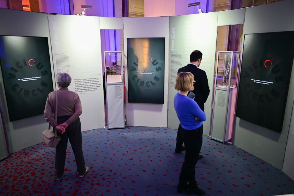 Im Abgeordnetenhaus ist eine neue Ausstellung zu sehen, die Beispiele von Antisemitismus und Pogromen in verschiedenen Ländern dokumentiert.
