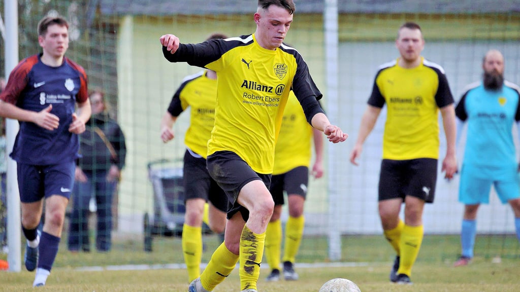 Der FSV Drohndorf-Mehringen, hier mit Dennis Kunert am Ball, sicherte sich einen Punktgewinn gegen den FC Hettstedt.