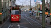 Einsteigen zur Stadtrundfahrt, bitte: die Tram 1, hier in Scheveningen.