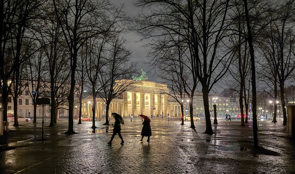 Das Brandenburger Tor soll am Mittwoch aus besonderem Anlass angestrahlt werden. (Archivbild)