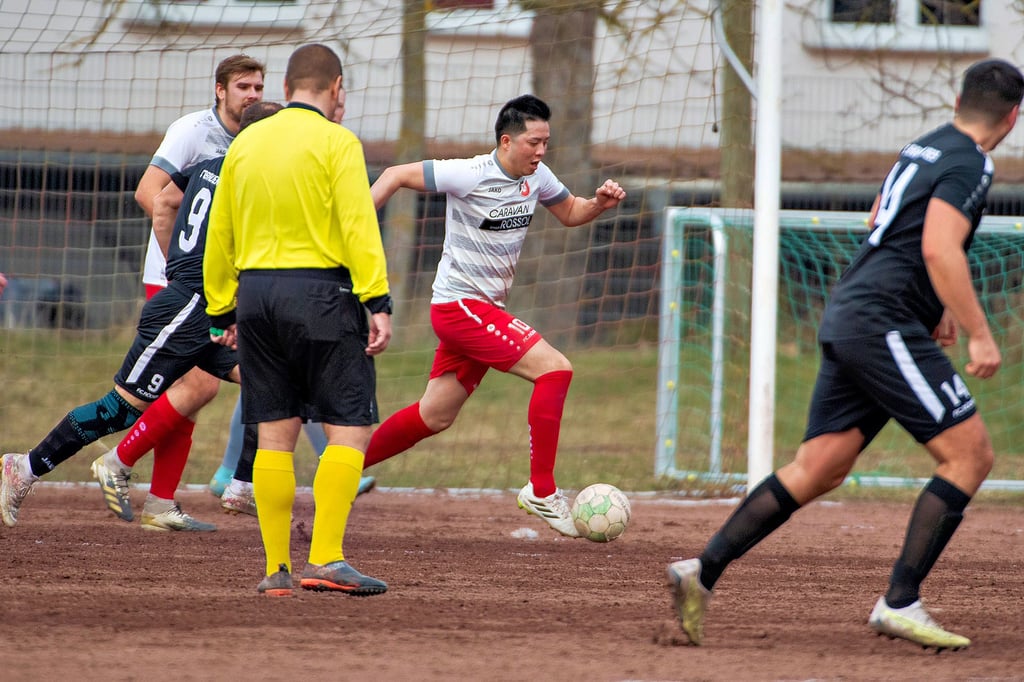 Der aus Bad Kösen zum SC Naumburg II zurückgekehrte Van-Holder Nguyen führt im Testspiel gegen den SC Obhausen den Ball. Die Gäste aus dem Saalekreis setzen sich klar mit 4:0 durch.