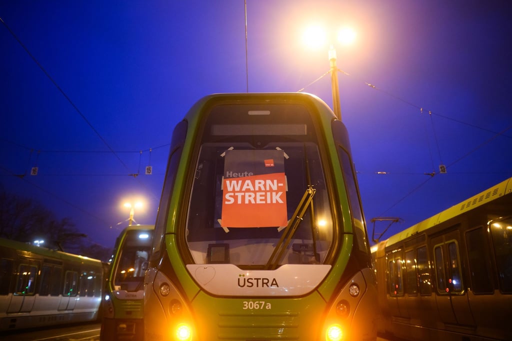 Warnstreik im Nahverkehr: Am Dienstag blieben viele Busse und Bahnen in den Depots. (Archivbild)