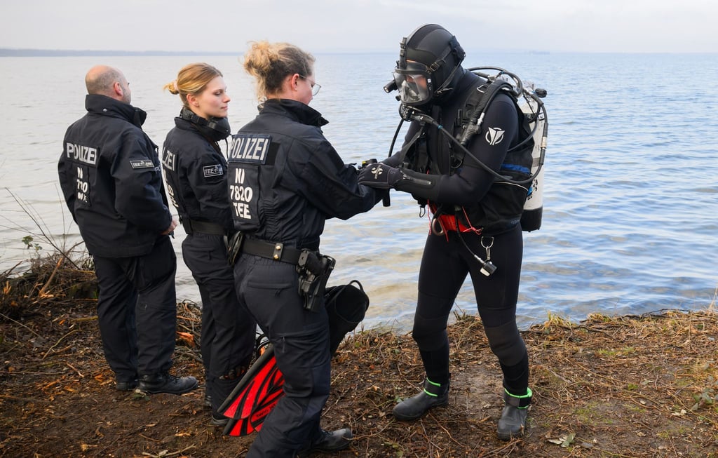 Taucher der Zentralen Polizeidirektion Hannover bereiten sich auf einen Einsatz im Steinhuder Meer auf Badeinsel Steinhude vor.