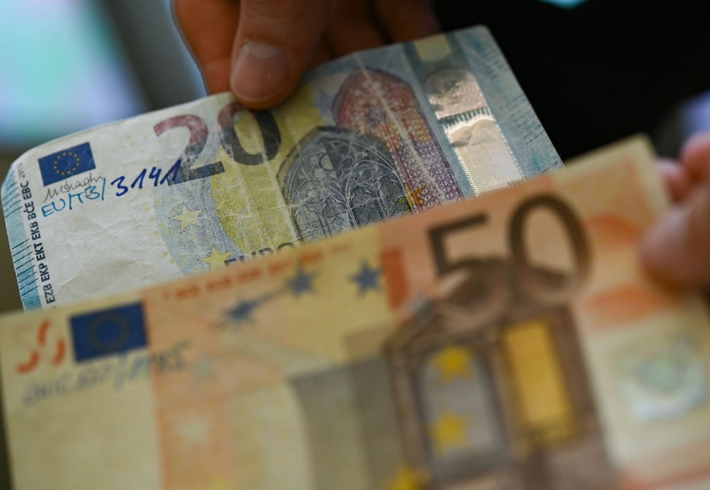 In Sachsen taucht Falschgeld vor allem in großen Einkaufszentren auf. (Symbolbild)