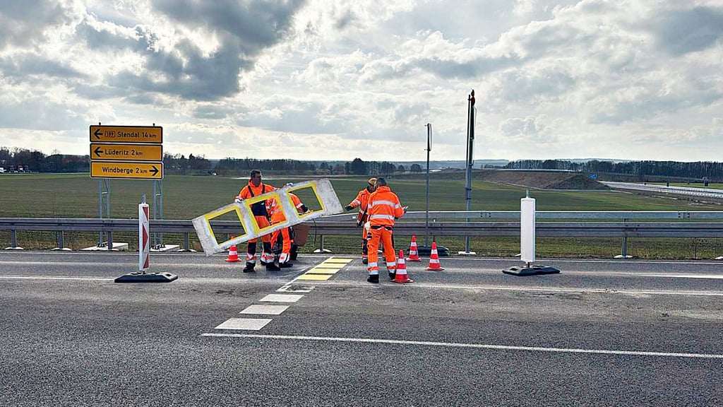 Mitarbeiter der Autobahn-GmbH haben an der A14-Anschlussstelle Lüderitz die Verkehrsführung geändert.