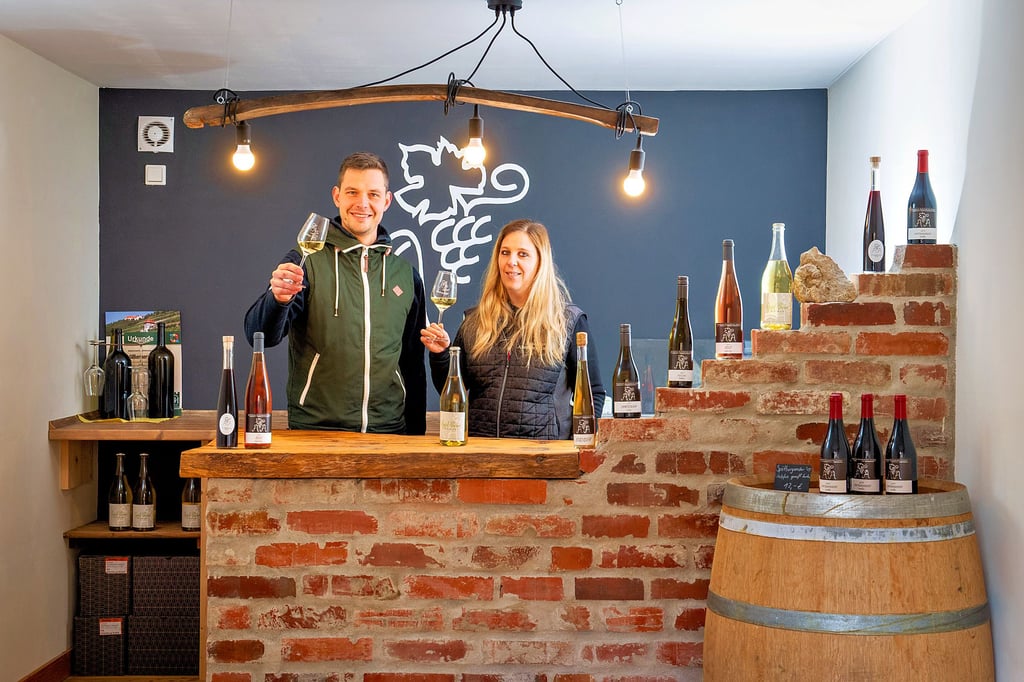 Die Winzer Tom Andrä und Carolin Altenburg in ihrem Verkaufsraum in der Naumburger Windmühlenstraße.