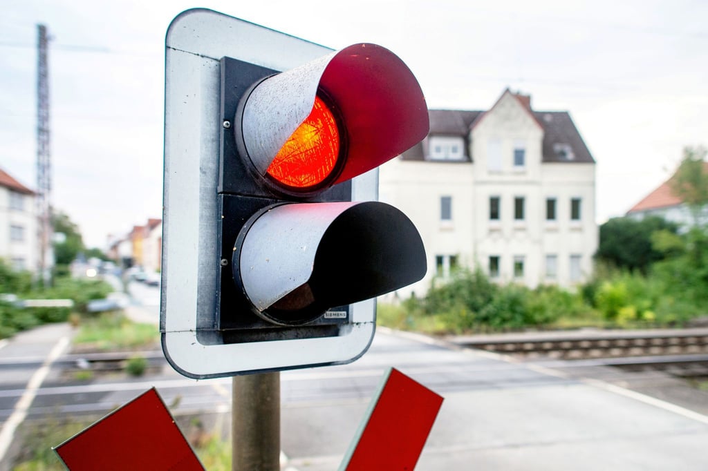 Ein Autofahrer soll das Rotlicht an einem unbeschrankten Bahnübergang übersehen haben. (Symbolbild)