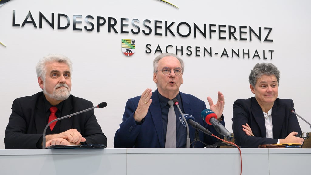 Fordern Hilfen aus Berlin: Sachsen-Anhalts Ministerpräsident Reiner Haseloff (CDU, Mi.) und seine Vizes Lydia Hüskens (FDP) und Armin Willingmann (SPD).