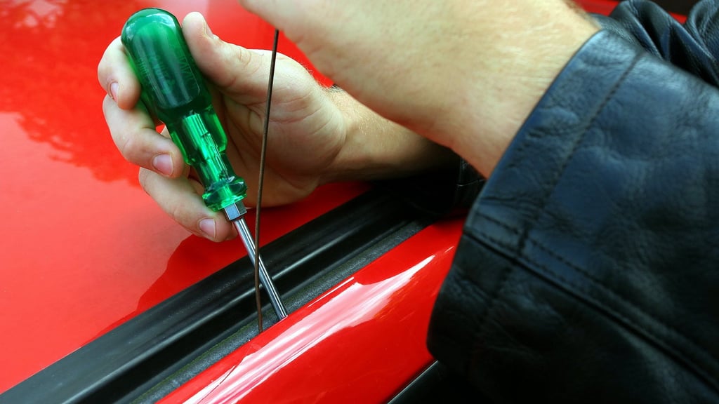 In einem Ascherslebener Autohaus wurden zwei gebrauchte Pkw gestohlen.