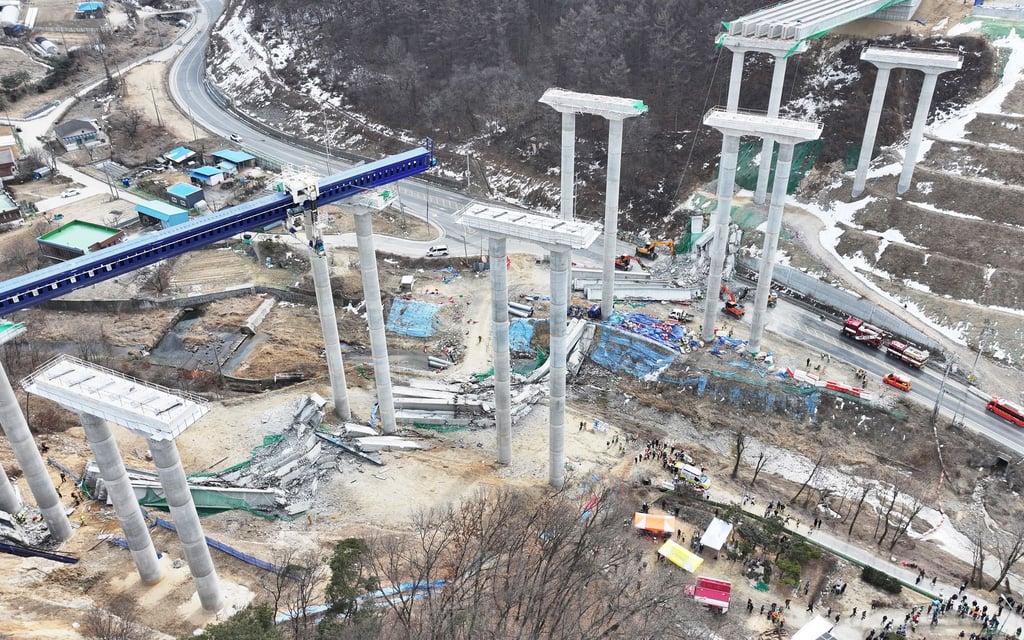 Mindestens zwei Personen bei einem Brückeneinsturz in Südkorea gestorben.